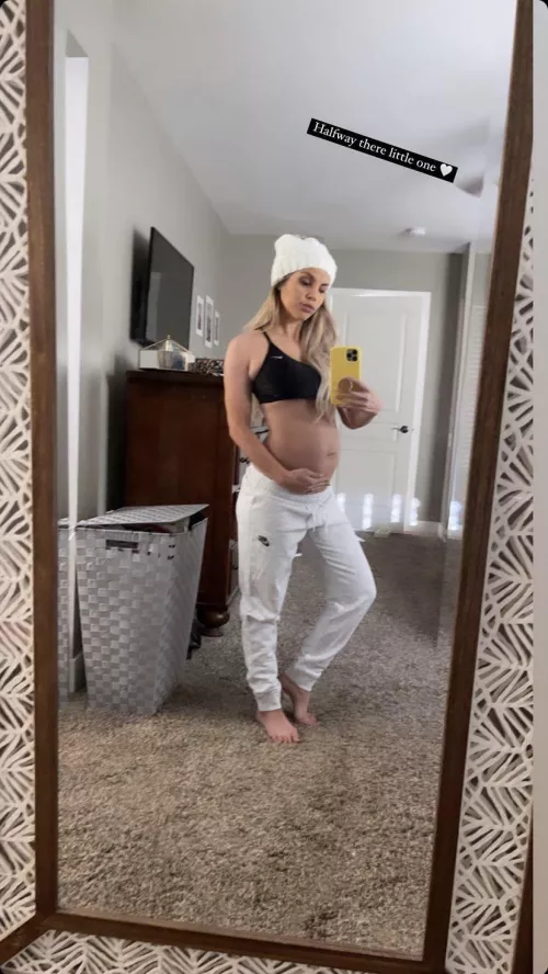Little hottie looking fine half way ๐ฅ