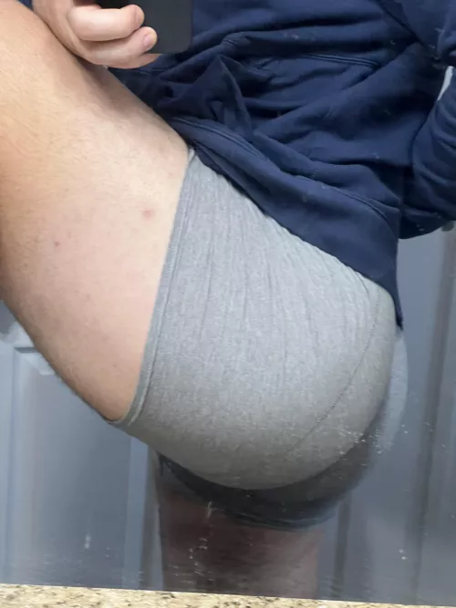 Little morning stretch! Btw my OF subscription is free since I’m just starting out! Come by and check it out. @bearythighs