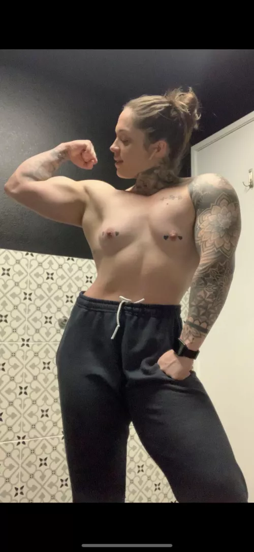 Little post workout flex 💪🏼 🥰😉