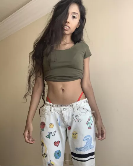 Little top, low-waisted pants, perfect to show off the midriff😋