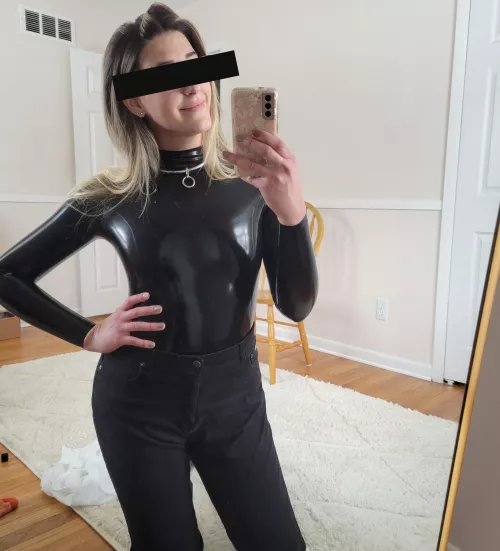 Locked up and shined down 💦💦💦 who else loves latex as much as I do? Had a fun day out in my catsuit down town 🙈