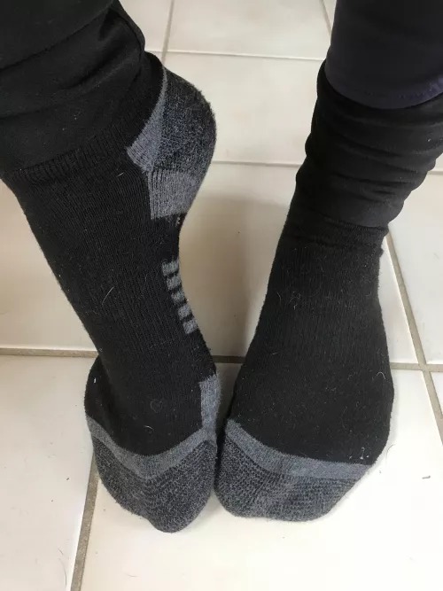 Long day of work ahead of me! I’d love a foot rub! [F]