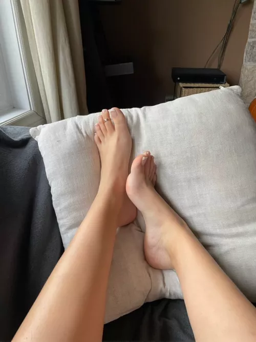 long toes that i know you want to suck on 