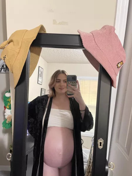 look at that belly π if you wanna see more DM me, have a lot of premade content just waiting to be viewed π