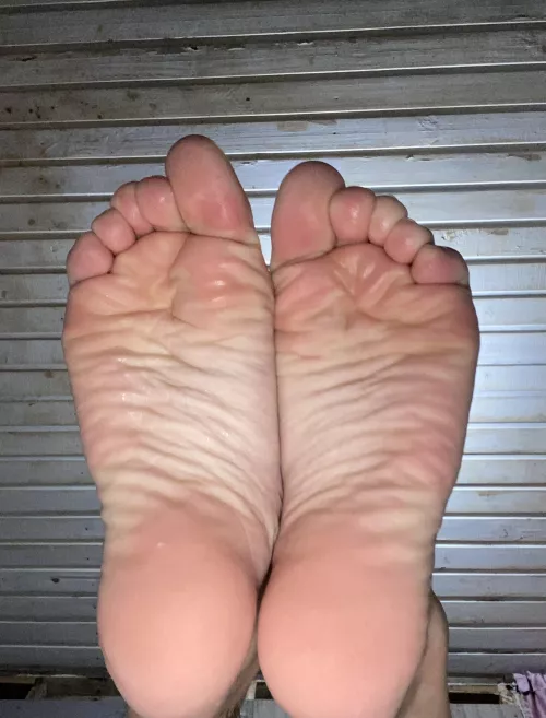 look closer, i don’t bit, but you should 👅😈 dms/pms r welcome