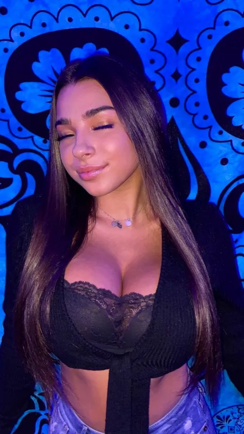 Looking for a hungry cock to chat and jerk to Alexa's slutty tits;) kik cubesteak15