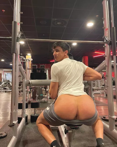looking for a workout partner. any volunteer? 🙈🕳🍑