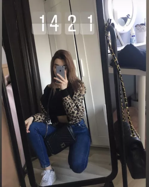 Looking for huge bbc to make video of cumming on my girlfriend face photo π
 bigger better. Dm me