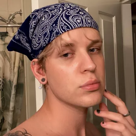 Looking for some friends to stream with! I love playing Fortnite, DBD, Black ops, Fallout 76, Minecraft and lots of other stuff. Drop your DC and Twitch links β¨π