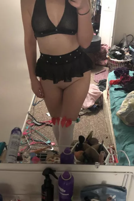 Looking to trade pics of my sexy fiancé for yours😜