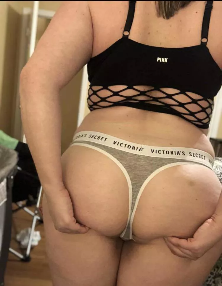 Looking to trade wife pics. Must respond with face pic for a response. Bi 30 swinger couple. Kik falconsfan9728
