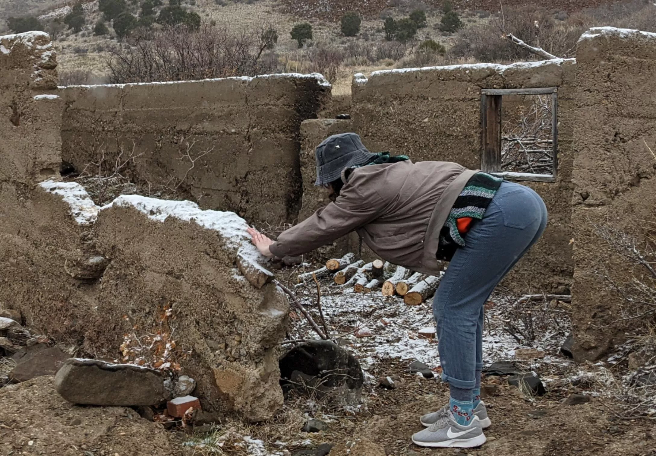 Losing my balance after yanking my pants back on 😅 (album in the comments💋)