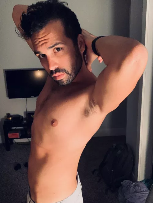 Love a good armpit shot. Donβt you? ;)