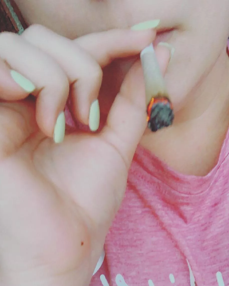 Love a good preroll … someday I’ll learn to roll my own! Teach me? Love a good preroll … someday I’ll learn to roll my own! Teach me?