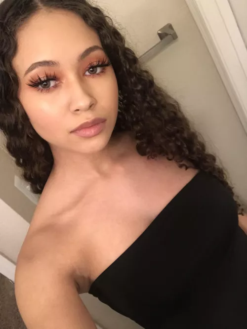 Love how tube tops show off the collarbone 🥰