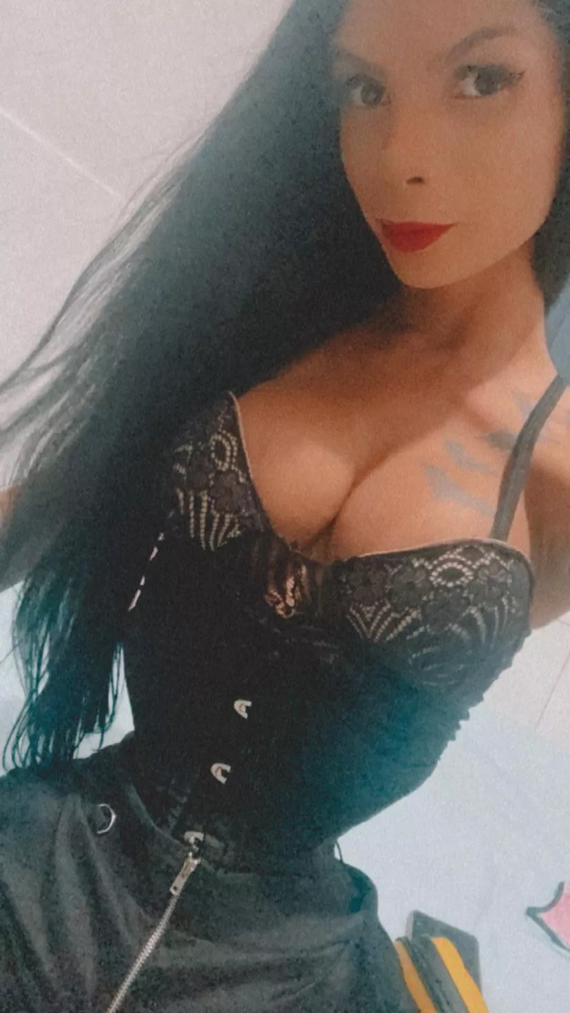 Love my corset. 🖤