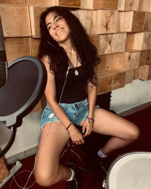 Love my denim shorts 🥺 but where should I be sitting? 🤔ðŸ¤