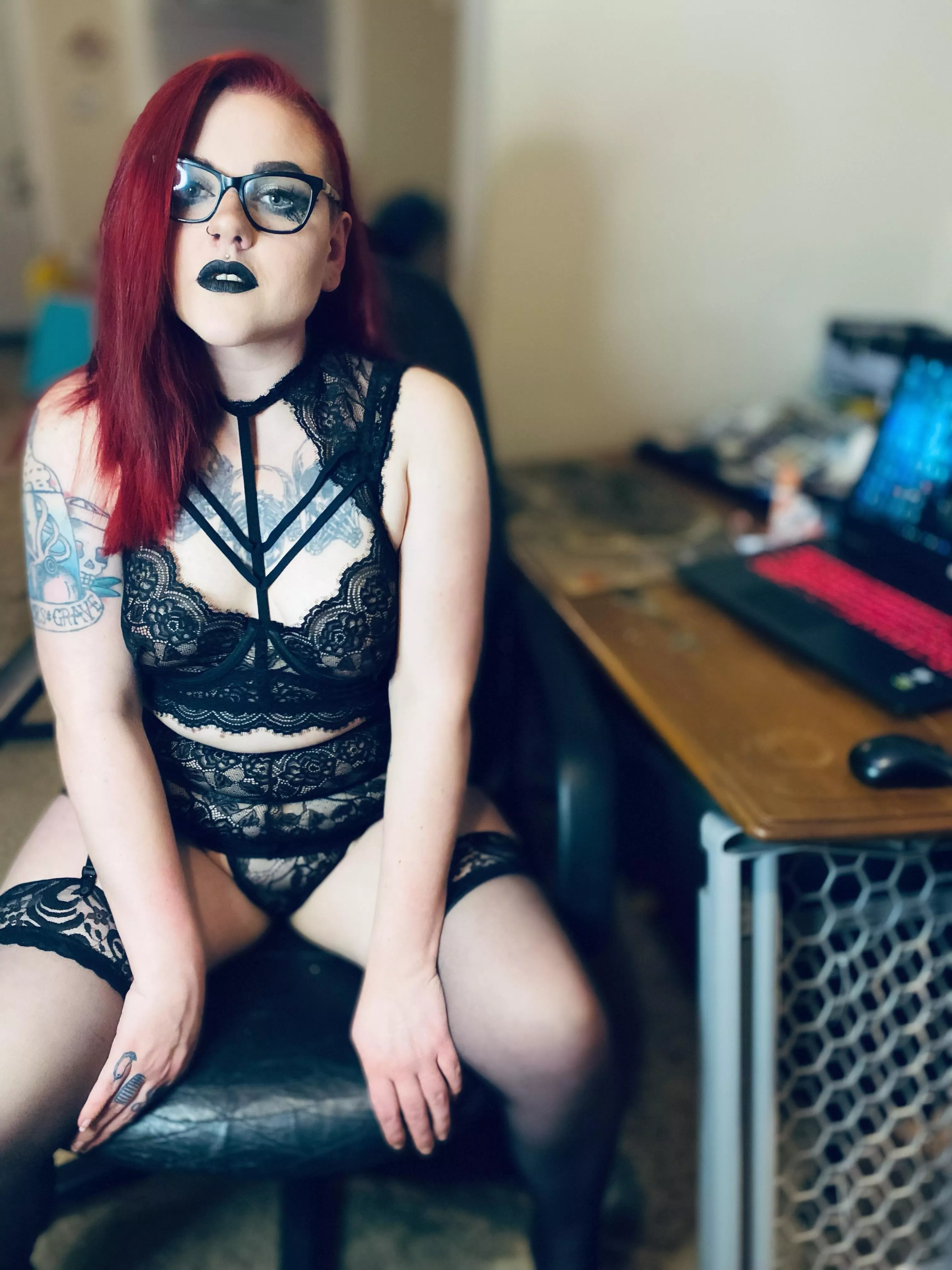 LOVE my new lingerie set! 🖤