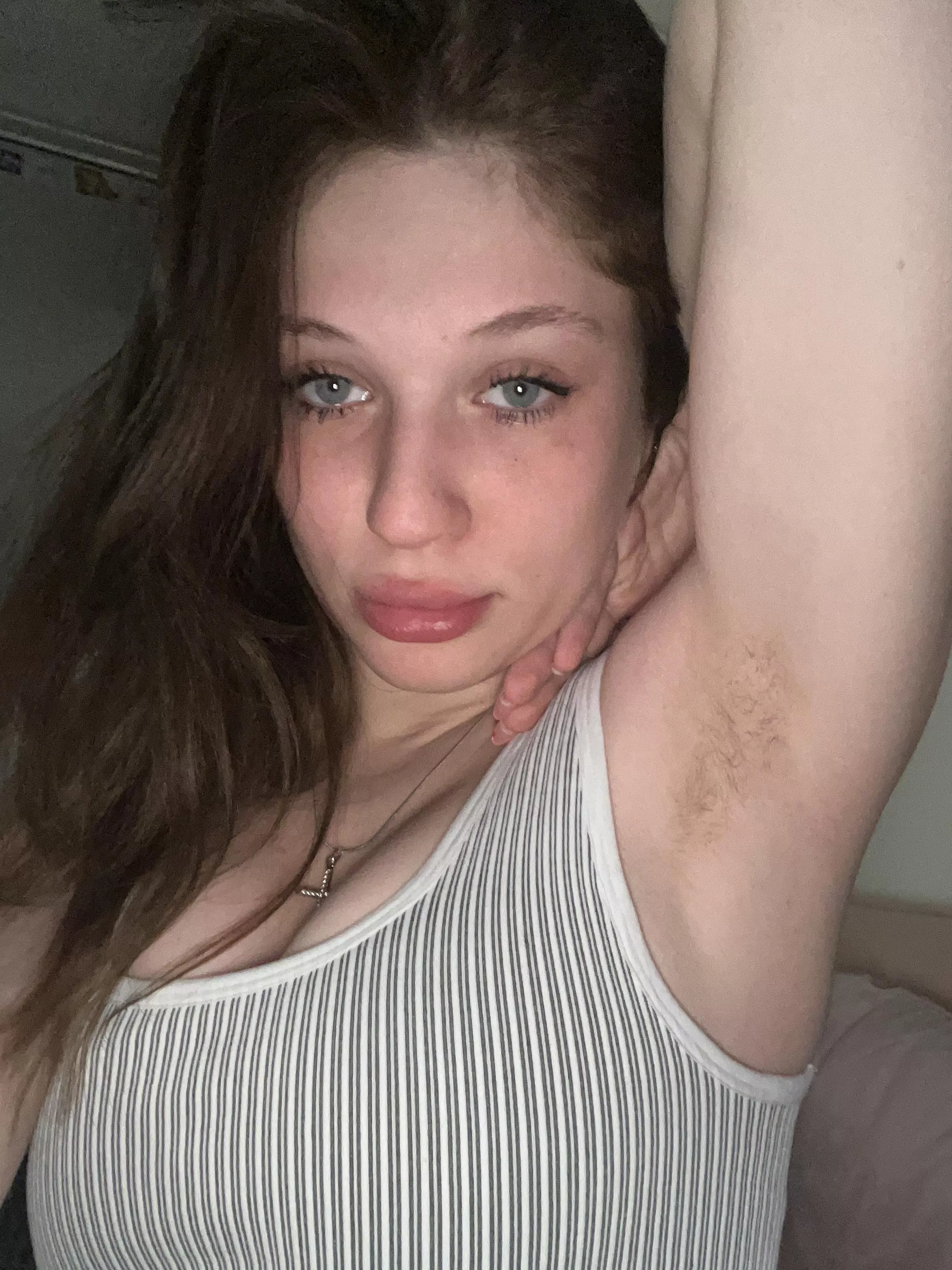 love showing off my pits<3