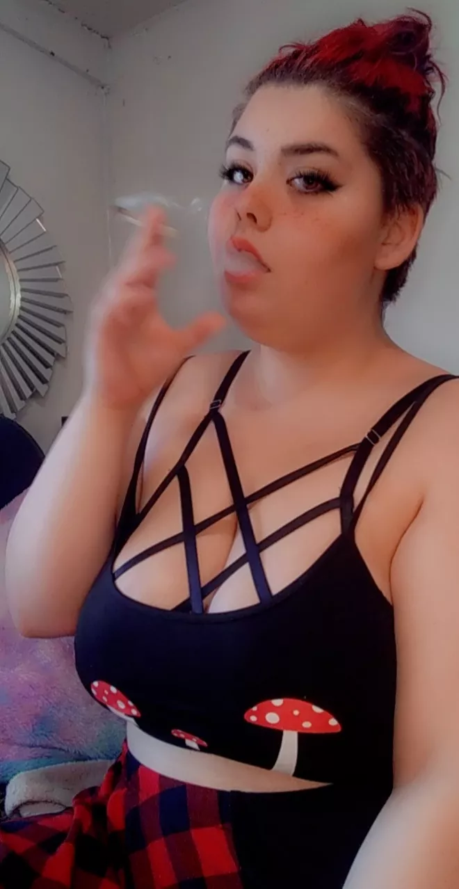 Love smoking a nice fat joint 🥰 nothing makes the day go by better