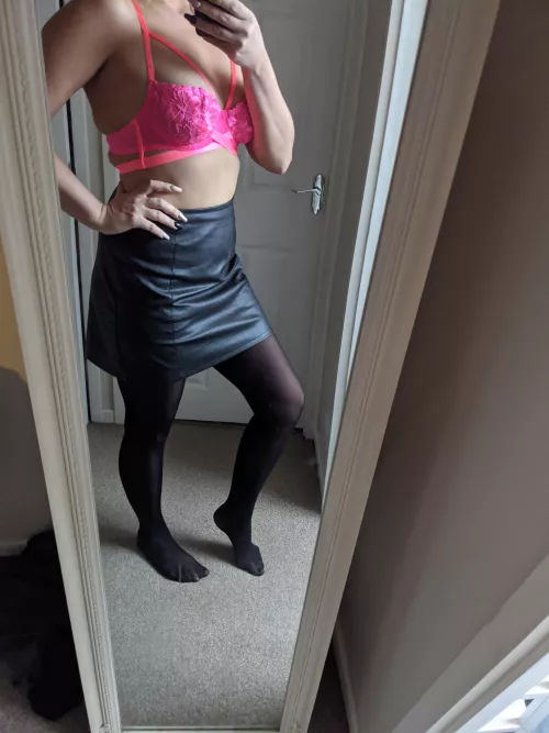 Love the autumn. The short skirts and showing off legs in pantyhose with a nice pair of boots 😍