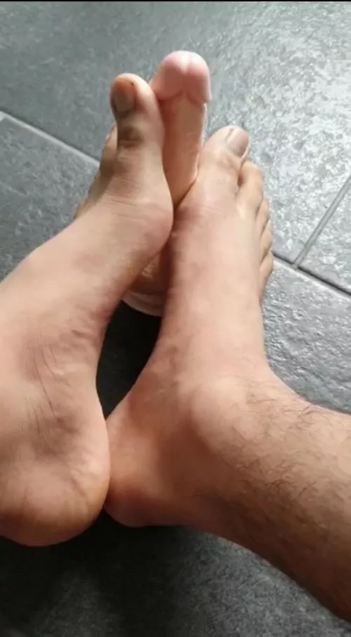 Love the feeling of an oily cock between my toes 😋