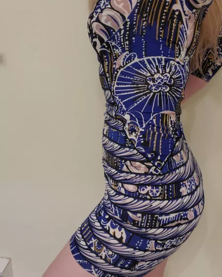 Love the hug of this dress 💙🍑💙