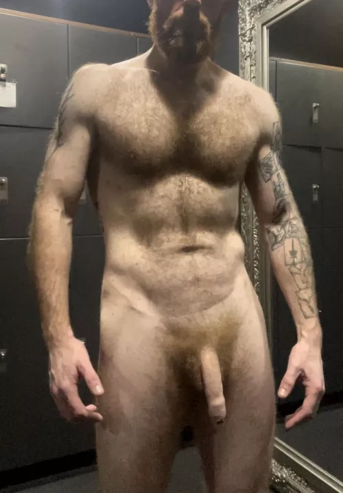 Love the lighting in the gym changing room, what do you think? 😜