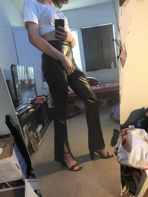 Love these pants, hope you love whats under them😘