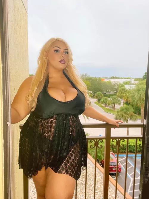 Love this photo :) I ate a whole box of donuts today 🙌🏽