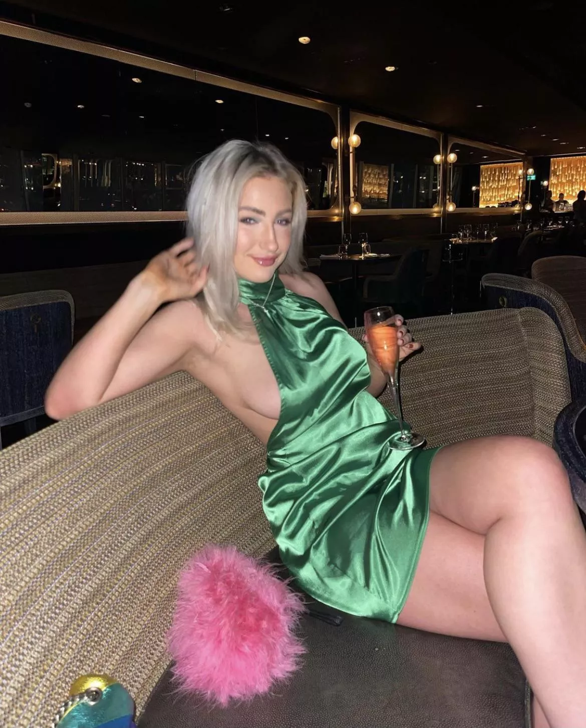 Lovely bit of sideboob