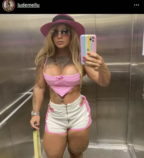 Lovely thick thighs! 😋