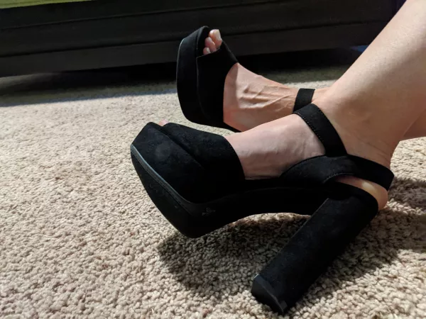 Loving my new heels ❤️❤️