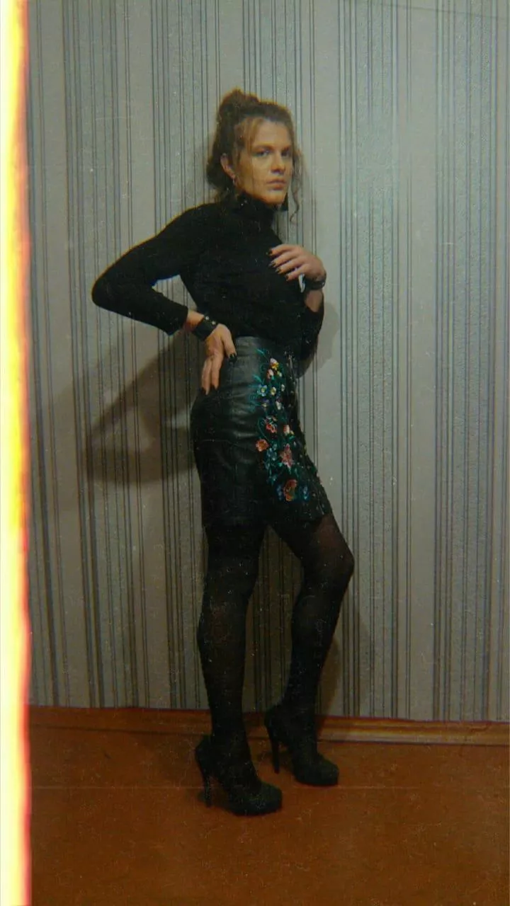 Loving this zip skirt