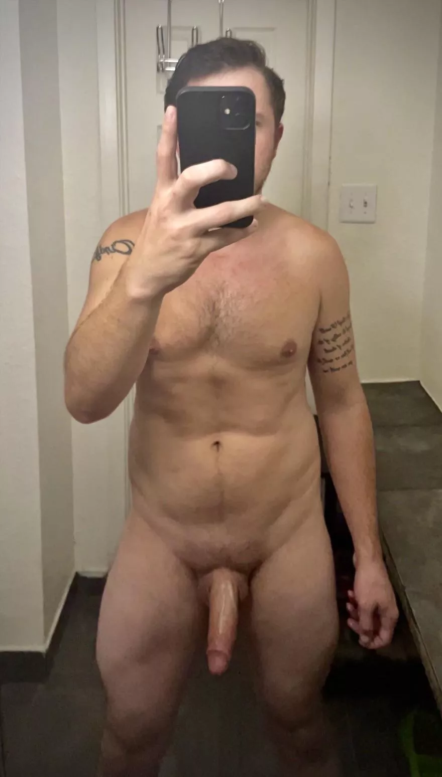 [M] 28 yrs 5’11” Starting to see the work paying off, I don’t feel self conscious anymore so I thought I’d post one for the holidays. Hope y’all like what you see