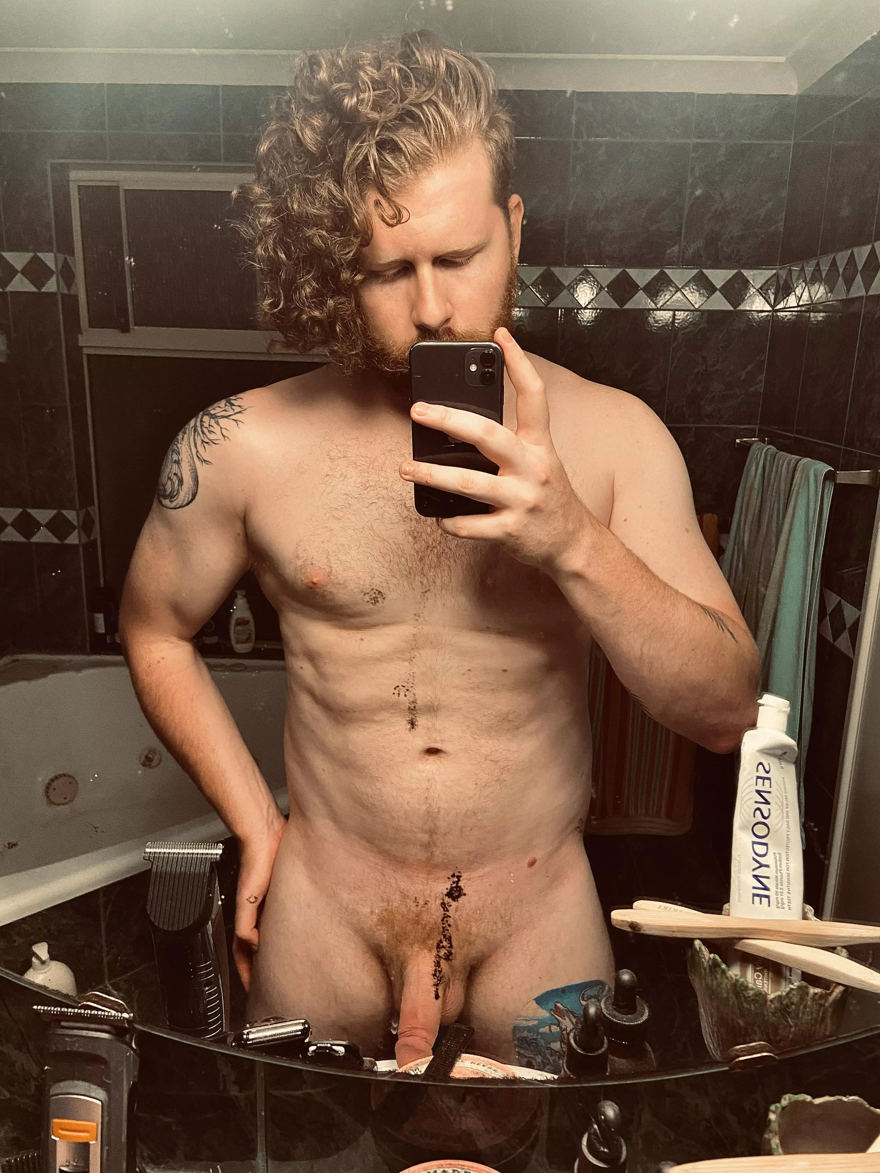 (M) A full frontal to kick off your week (M) A full frontal to kick off your week