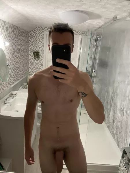 [m] after shower selfie 🤳