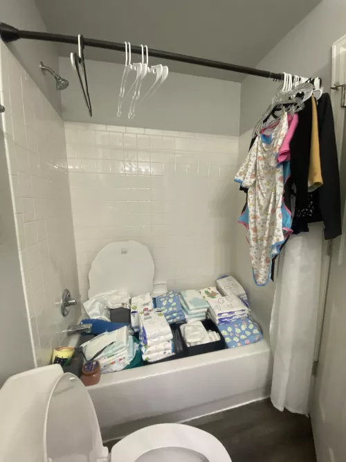 Maintenance has to do some work in our little closet so we had to move everything to the bathroom 🙈