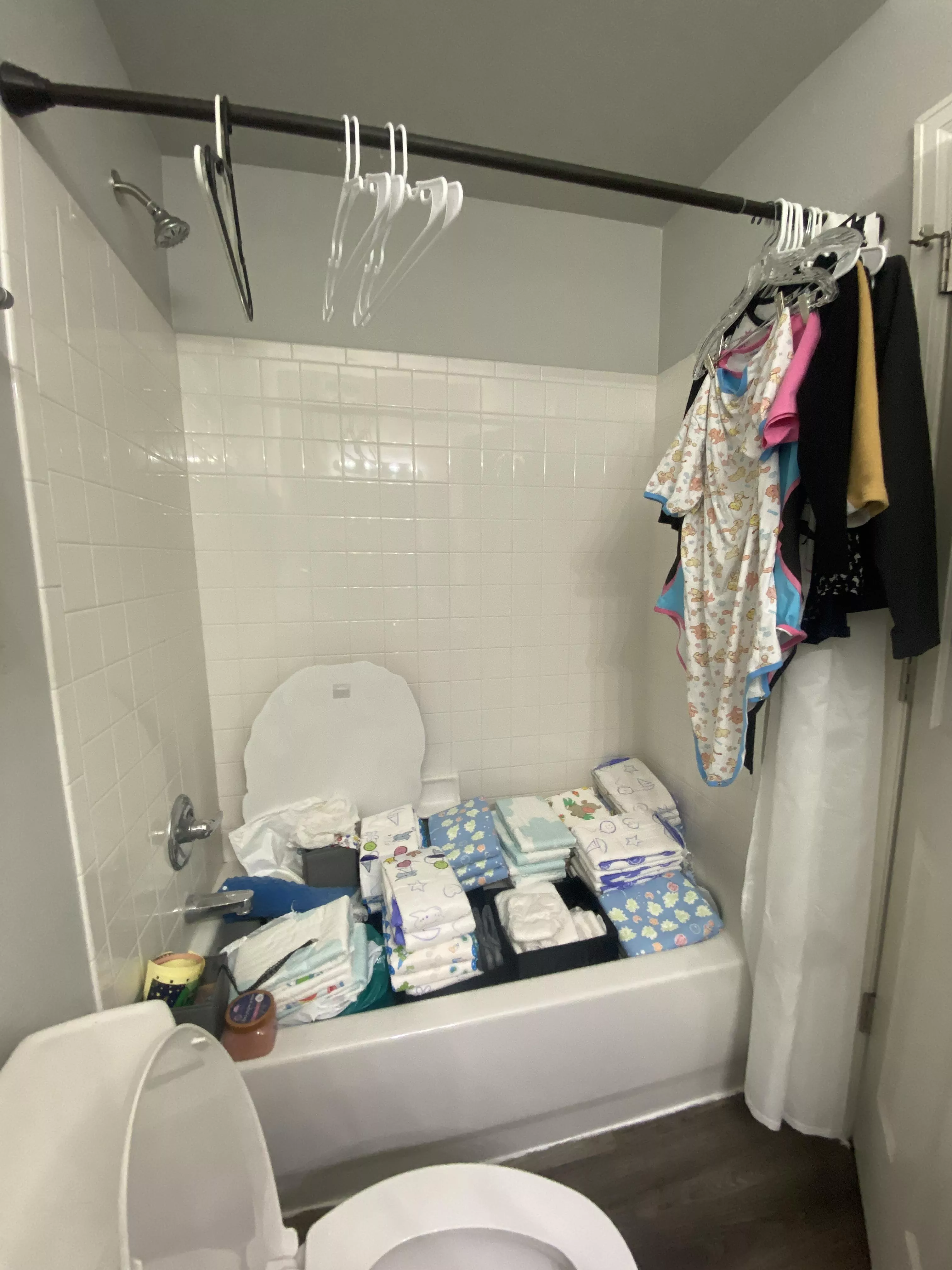 Maintenance has to do some work in our little closet so we had to move everything to the bathroom 🙈