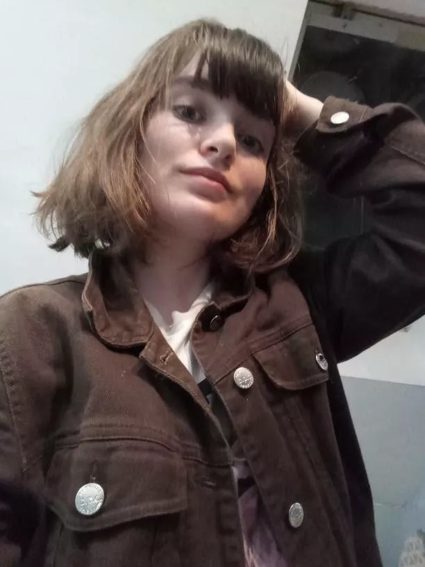 Maintenant tu sors ta bite bien dure de ton froc, tu caresses le grand tout doucement, puis tu fais des vas et viens sur ta bite tout en disant mon prénom, ensuite tu tapis ton foutre sur ma photo et tu me l'envoie en mp (j'ai une préférence pour le