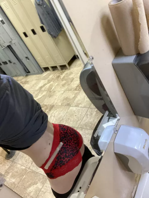 Make me your little bitch in the work locker room 🥴