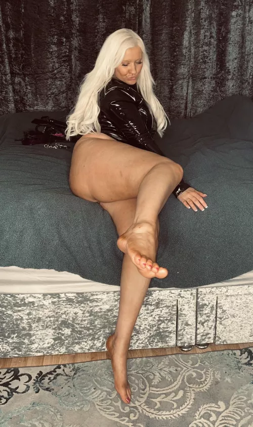 Make my feet as shiny as my sexy PVC