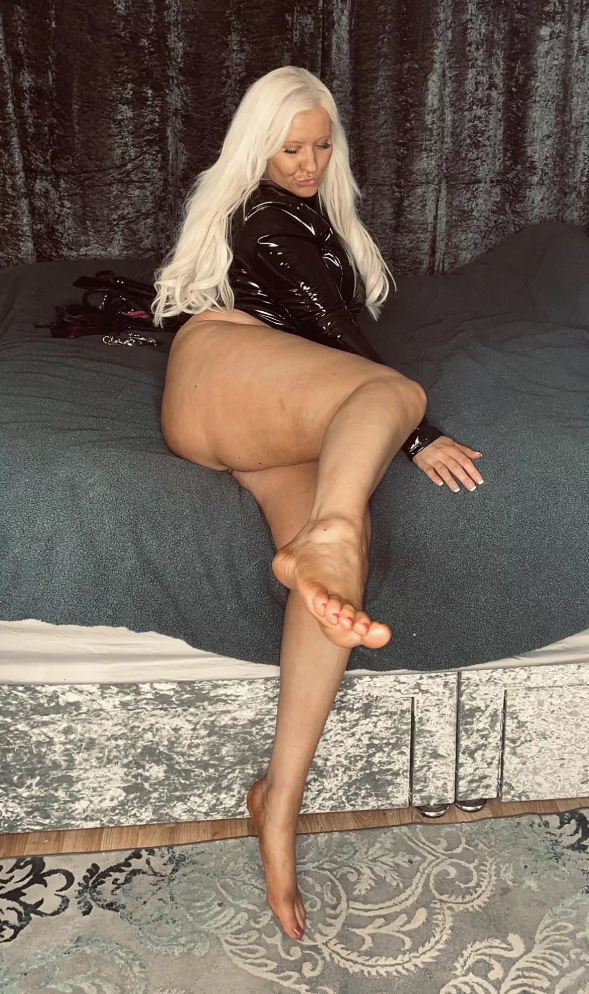 Make my feet as shiny as my sexy PVC