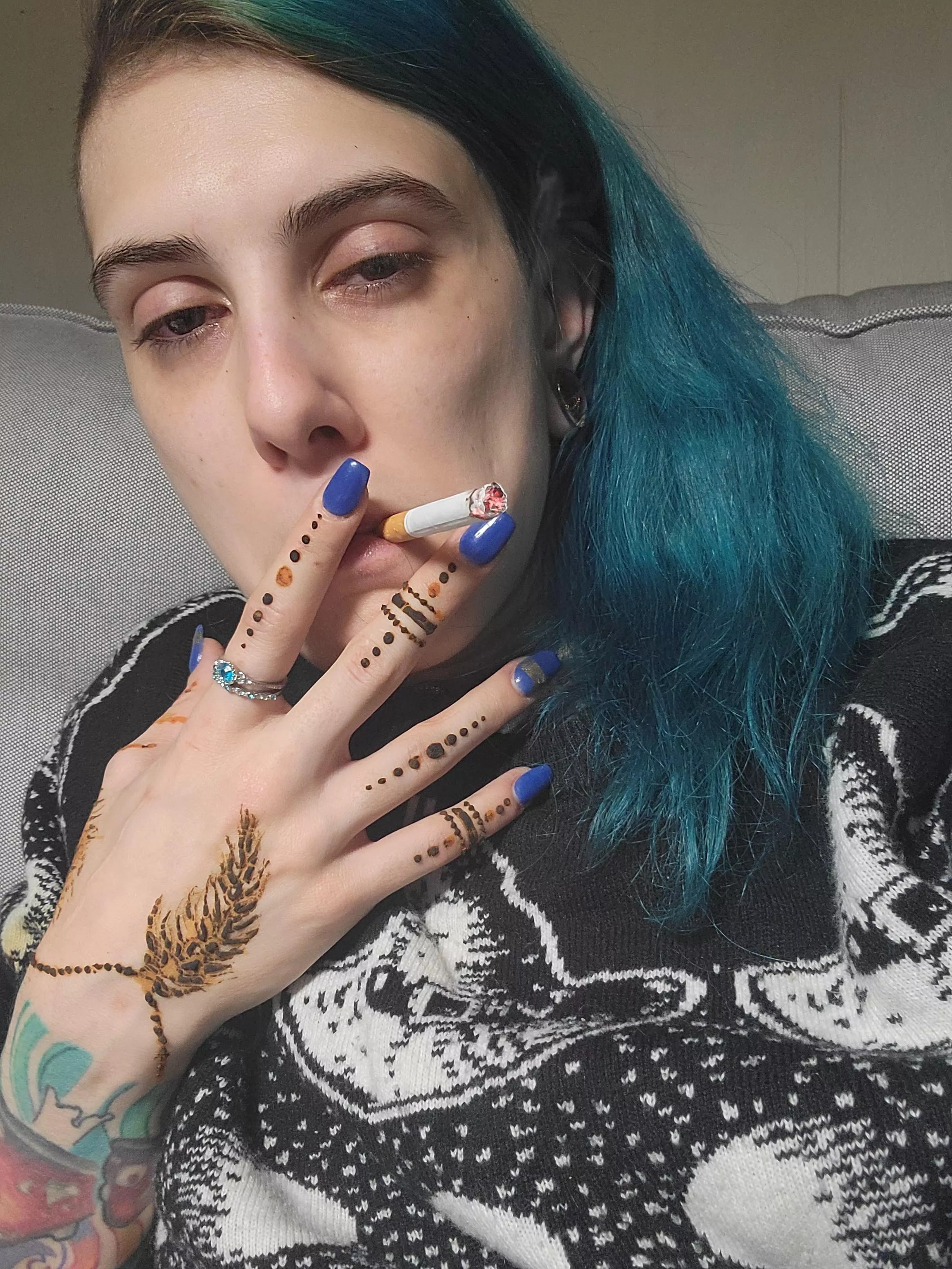 Makeup is too much work, sorry 🙈 anyway I did some henna today and chain smoked a lot. I almost went through a whole pack! Enjoy my deep drag! 🚬