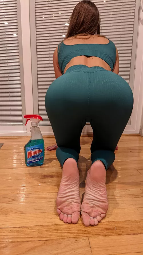 Mama's off her feet for a minute 😘