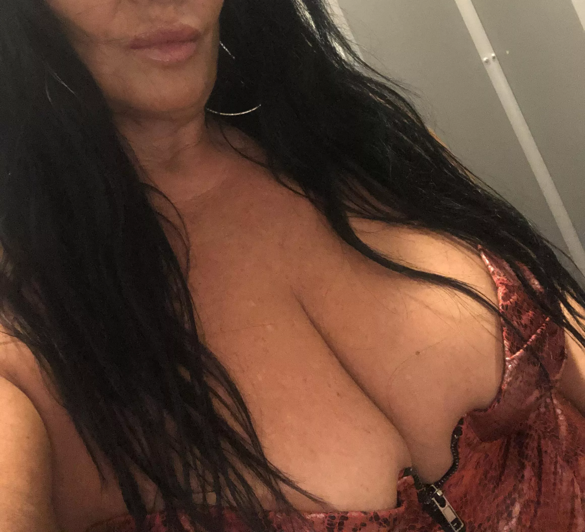 Maria (59) loves to dress up