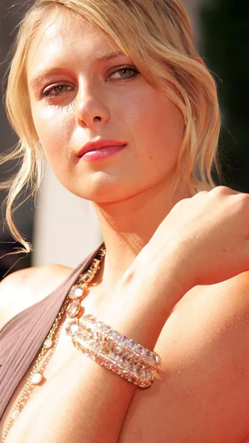 Maria Sharapova. Why can't all athlete looks nice like her lol