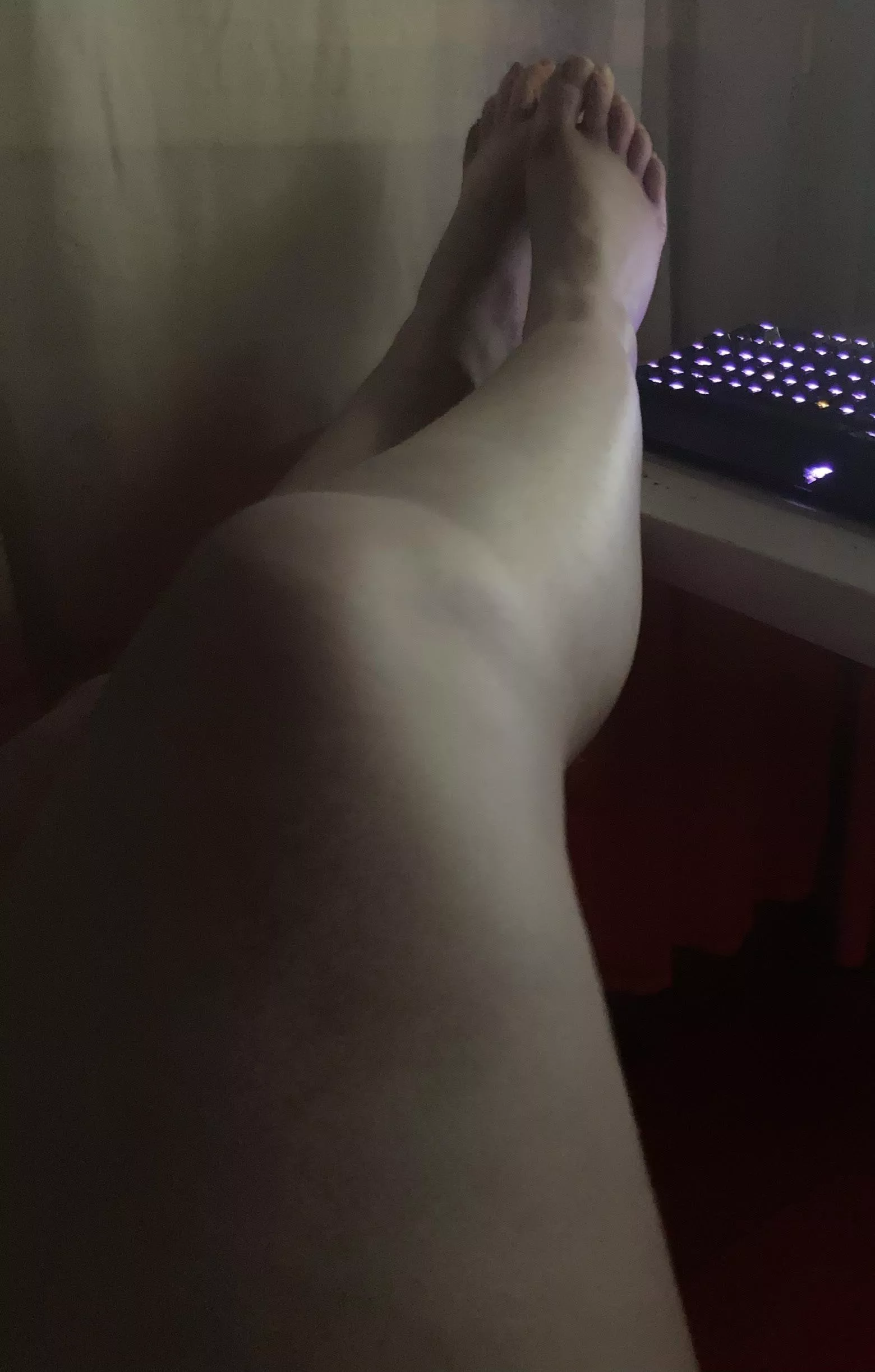 Massage my feet as I play? 🥺