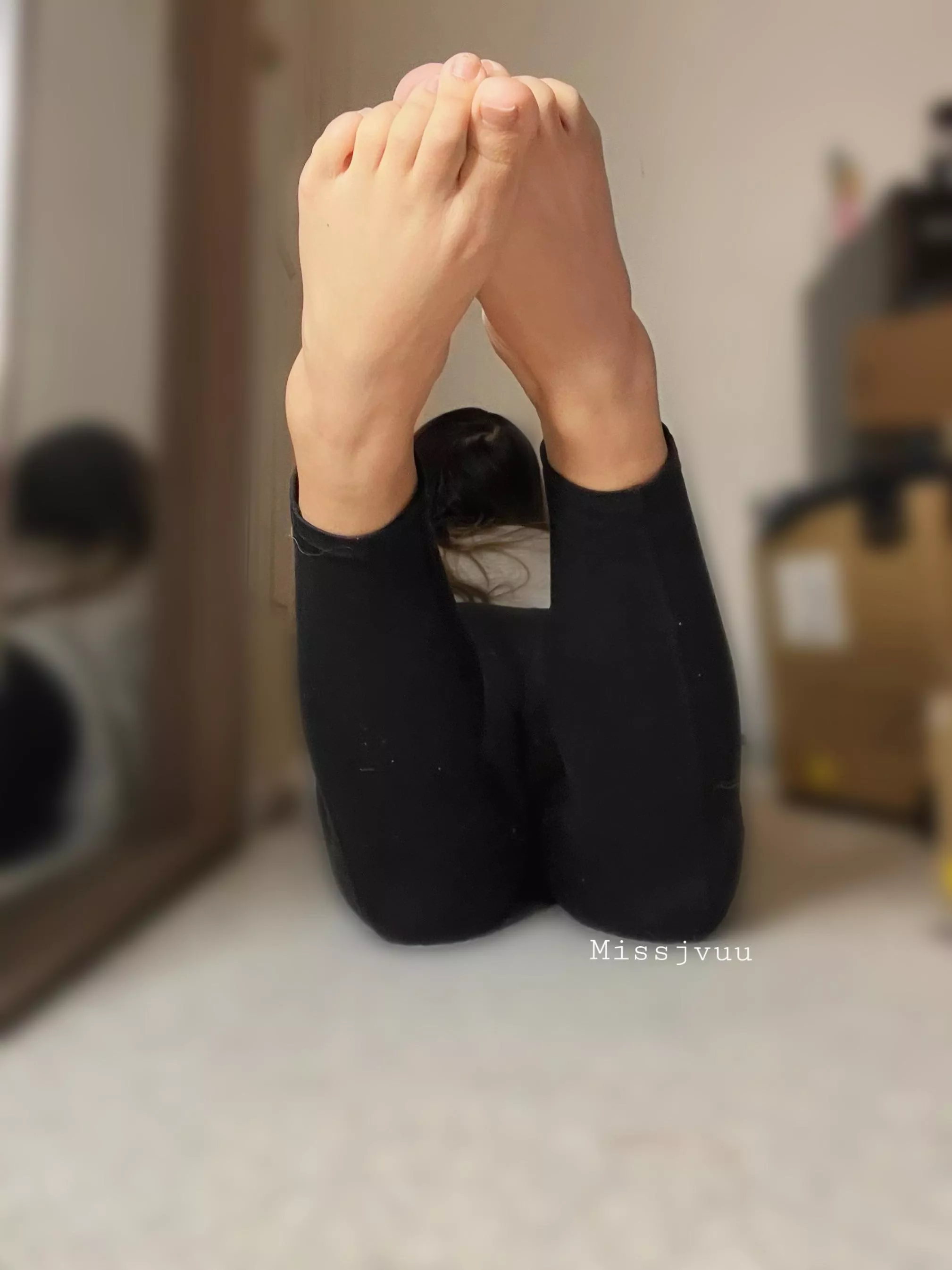 Massage my toes while I talk about my day 😋💗