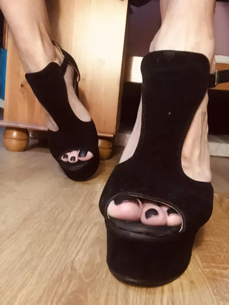 Matte black nails and black suede wedges π π₯°